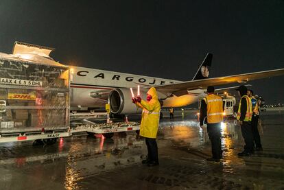 Personal recibe un avión de CargoJet en la terminal de carga en el Estado de México.