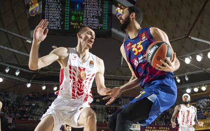 Mirotic intenta superar a Simanic.