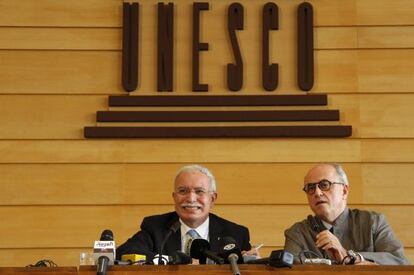 El canciller palestino, Riyad al-Malki y el embajador ante la UNESCO, Elias Sanbar, durante una rueda de prensa tras la conferencia.