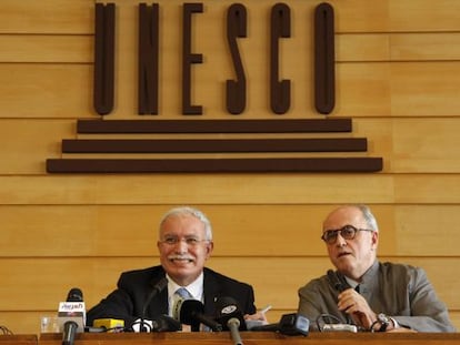 El canciller palestino, Riyad al-Malki y el embajador ante la UNESCO, Elias Sanbar, durante una rueda de prensa tras la conferencia.