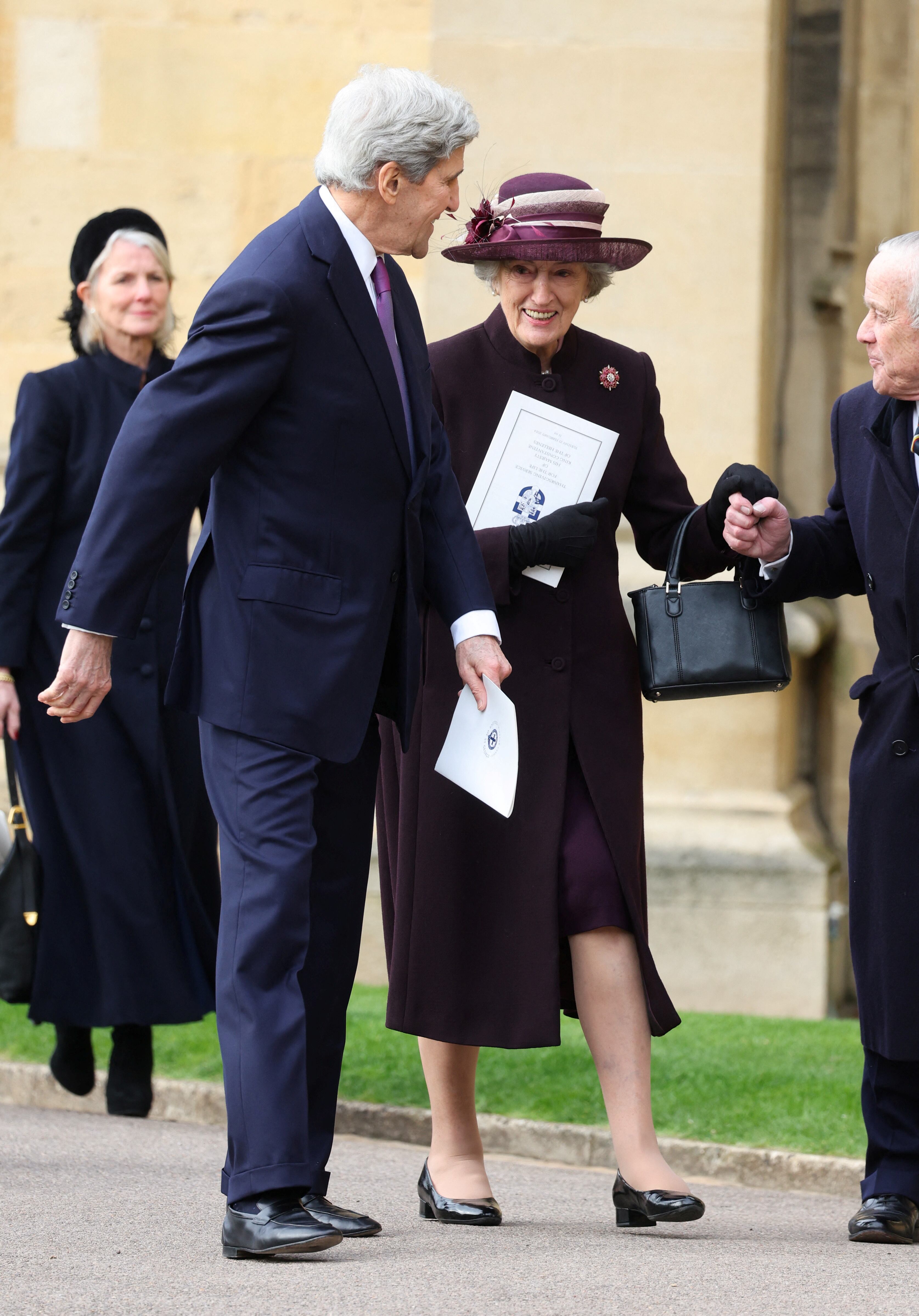 John Kerry, secretario de Estado de Estados Unidos desde el 1 de febrero de 2013 hasta el 20 de enero de 2017, durante el segundo mandato presidencial de Barack Obama, junto a Lady Susan Hussey, quien fuera dama de honor de la reina Isabel II.