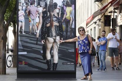 Likewise, the PSOE spokesman in Seville City Hall, Antonio Muñoz, criticizes the PP for promoting “homophobic attitudes. […] It’s sad that a political party in the 21st century can be offended by two men kissing in a picture. Once again, the PP is showing its most vile and censorial side, one that would be expected from a party that’s aligned with the extreme right, that is capable of defending the ‘gag law’ and willing to censor and block anything that challenges its ultraconservative ideology,” he argues. In the image, a woman points to a photo by Manuel Olmedo.