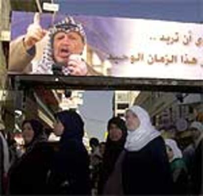 Manifestación de palestinos contra los últimos ataques a Ramala. La pancarta con Arafat dice: "Eres el único héroe".