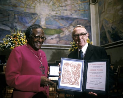 El obispo de Sudáfrica Desmond Tutu, a la izquierda, recibe el premio Nobel de la Paz de manos del presidente del Comité Nobel, Egil Aarvik, en el auditorio de la Universidad de Oslo, el 9 de diciembre de 1984.