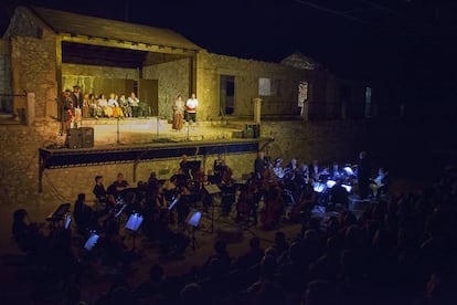 La obra 'El barberillo de Lavapiés' representada en el festival La Antigua Mina.