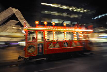 Las luces de ZúrichMás de 23.000 ledes iluminan hasta comienzos de enero el kilómetro y medio de tiendas de una de las avenidas comerciales más conocidas de Zúrich (Suiza): la Bahnhofstrasse. En Travelzoo ofertan habitación deluxe en el hotel Kameha Grand Zürich, de cinco estrellas, por 99 euros la noche para dos personas. www.travelzoo.com 