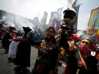 Mujeres vestidas con trajes tradicionales participan en un evento para conmemorar el 500 aniversario de la caída de Tenochtitlán, en el zócalo de la Ciudad de México.