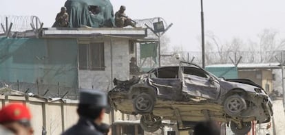 La policía afgana retira un coche tras la explosión en Kabul.