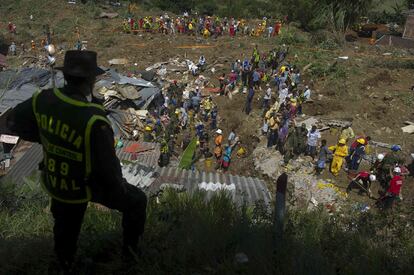 Soldados, policías y vecinos de La Gabriela buscan víctimas entre el lodo.