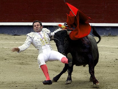 Luis Miguel Encabo sufrió una voltereta sin consecuencias al comenzar la faena a su primer toro.