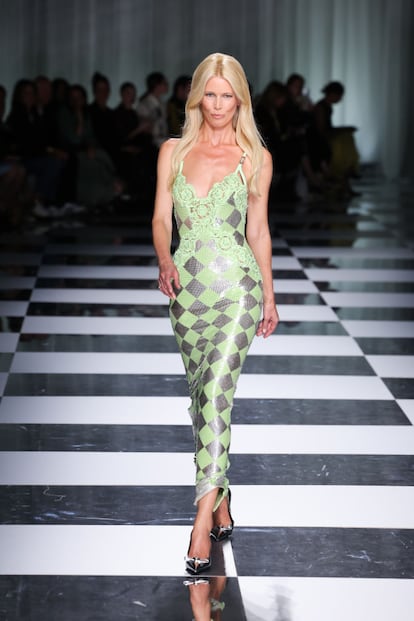 La modelo alemana reapareció sobre las pasarelas solo para esta ocasión a petición de Donatella Versace, con quien mantiene una gran amistad. Era la primera vez de la supermodelo alemana en la pasarela desde que cerró el desfile de 2018 de la misma temporada junto a Carla Bruni, Naomi Campbell, Cindy Crawford y Helena Christensen.