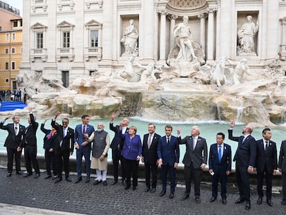 Los líderes del G-20 lanzan una moneda de un euro a la Fontana de Trevi antes de comenzar la segunda jornada de reuniones.