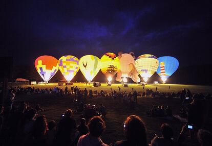 Festival anual 'Night Glow' de globos aerostáticos en Meadville, Pensilvania.