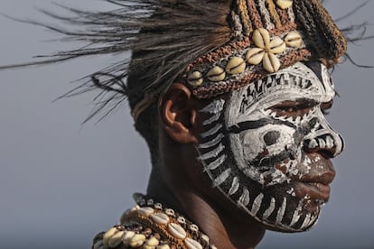 Un bailarín posa para los fotógrafos de cara al Foro Económico Asia-Pacífico (APEC) en el Puerto de Moresby (Papúa Nueva Guinea).