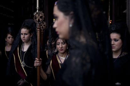 Mujeres vestidas con mantillas durante la procesión de Loa Gitanos en Ronda, el 29 de marzo de 2015.