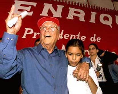 El candidato conservador Enrique Bolaños, junto a una de sus nietas, celebra su triunfo en las elecciones.