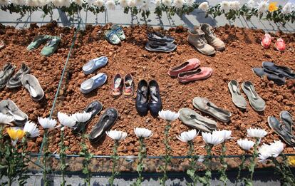 Ochenta zapatos son expuestos en el monumento de homenaje a las víctimas de la masacre de Nankín en el 80º aniversario de la invasión japonesa, en Nankín, China.