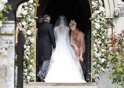 Kate, la Duquesa de Cambridge, a la derecha, arregla el velo de su hermana Pippa Middleton a la entrada de la Iglesia de San Marcos en Englefield, Inglaterra.