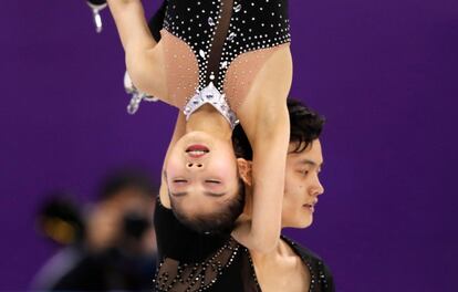 Ryom Tae Ok y Kim Ju Sik, de Corea del Norte, durante su ejercicio en Pyeongchang, el 21 de febrero de 2018. 