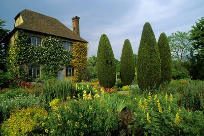 Obra maestra de Vita Sackville-West, poetisa que frecuentaba el Círculo de Bloomsbury en la década de 1930, y de su marido Harold Nicolson, eljardín de Sissinghurst está formado por una serie de ‘salas’ o espacios íntimos separados por setos, con las ruinas de un castillo medieval como centro. Cada sala tiene su propio carácter y color, y la más famosa corresponde a un jardín completamente blanco que inició una moda. El recinto está lleno de rincones románticos: un huerto, un jardín de rosas e incluso un foso. El restaurante sirve platos elaborados con verduras de un huerto propio. El pueblo de Sissinghurst está en la carretera de Biddenden, cerca de Cranbook, a un paseo de 20 minutos desde la estación de autobuses.