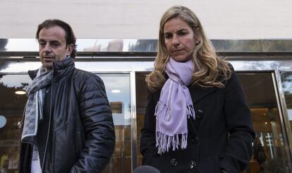 Arantxa Sanchez Vicario y su marido Josep Santacana, a la salida del velatorio de Emilio Sanchez.