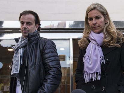 Arantxa Sanchez Vicario y su marido Josep Santacana, a la salida del velatorio de Emilio Sanchez.