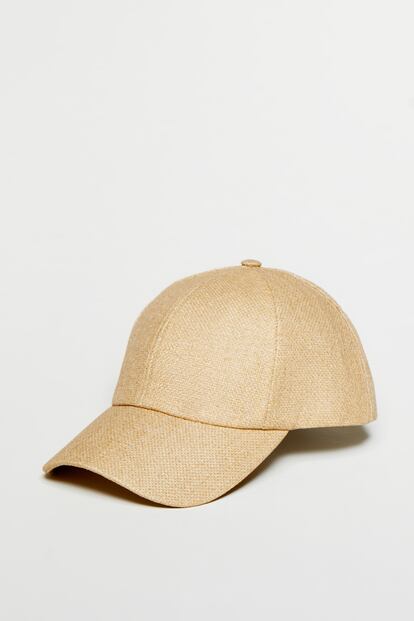 Sfera tiene el accesorio del que no te separarás en toda la temporada: esta gorra trenzada de efecto rafia que va con todo.

9,99€