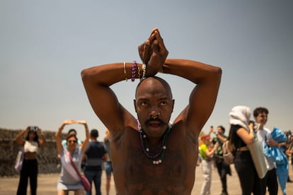 Un hombre realiza un baile ritual en la explanada frente a la Pirámide del Sol, en la zona arqueológica de Teotihuacán (Estado de México).