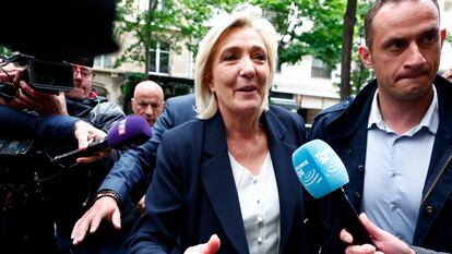 La presidenta de Reagrupamiento Nacional, Marine Le Pen, a la entrada de la sede de su partido el día siguiente a las elecciones europeas.
