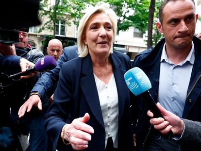 La presidenta de Reagrupamiento Nacional, Marine Le Pen, a la entrada de la sede de su partido el día siguiente a las elecciones europeas.