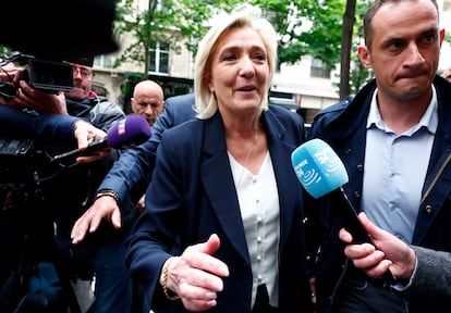 La presidenta de Reagrupamiento Nacional, Marine Le Pen, a la entrada de la sede de su partido el día siguiente a las elecciones europeas.