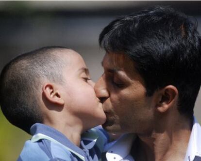 Sahil Saeed, de cinco años, y su padre, Raja Naqqash Saeed, se besan al reencontrarse en la Embajada británica en Islamabad, después de 13 días de secuestro.