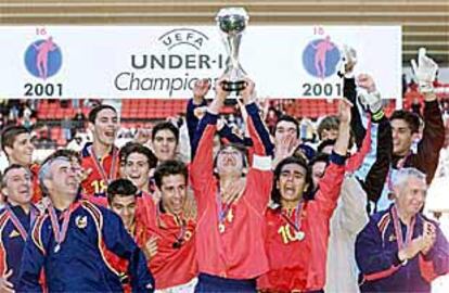 La selección española sub 16 celebra en Sunderland la conquista del título.