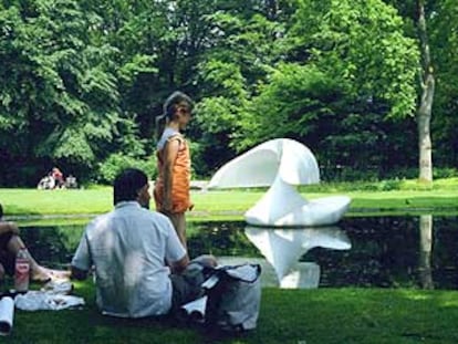 Un &#39;cisne&#39; emerge del estanque del jardín de esculturas del Museo Kröller-Müller, en Holanda, que cuenta con obras al aire libre de, entre otros, Jean Arp.