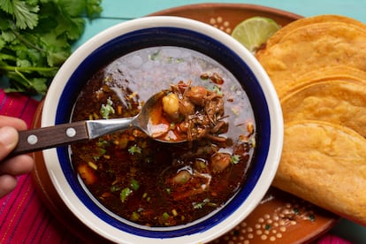 Un plato con tacos y consomé de birria mexicana.