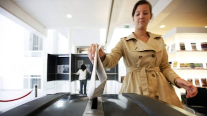 Una mujer votando en elecciones generales en La Haya (Países Bajos).