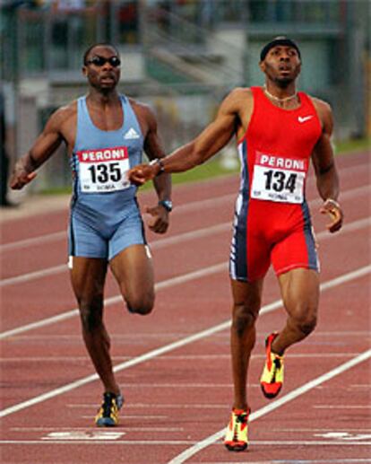 Washington, a la derecha, gana a Young en los 400 metros, ayer.