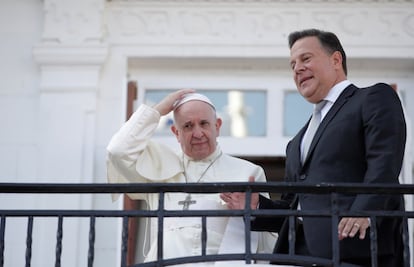 El papa Francisco (i) es recibido por el presidente de Panamá Juan Carlos Varela (d) a su llegada este jueves al palacio de "Las Garzas" sede de la Presidencia en la ciudad de Panamá (Panamá), donde sostendrán una reunión privada en el que es el primer acto oficial de su visita a este país para participar en la Jornada Mundial de la Juventud. 