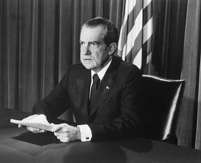 El 9 de agosto de 1974, el presidente
republicano Richard Nixon anuncia su dimisión en la Casa Blanca tras el escándalo del Watergate.