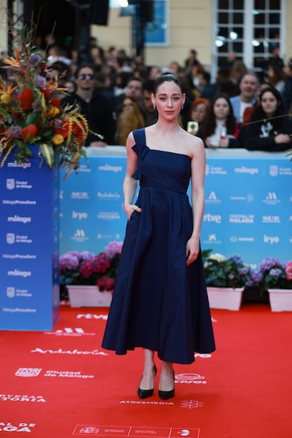 Elena Rivera, con vestido de Dior y joyas de Damiani, ha presentado en el festival su último trabajo, la serie 'Perdiendo el juicio'.