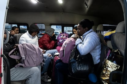 Migrantes son trasladados a un refugio en la ciudad de Tijuana.