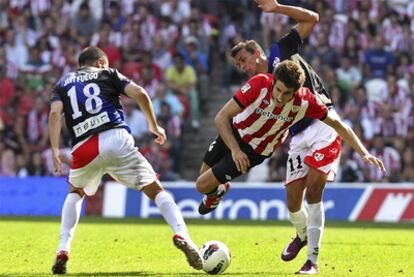 Fuego y Botelho derriban a Javi Martínez.