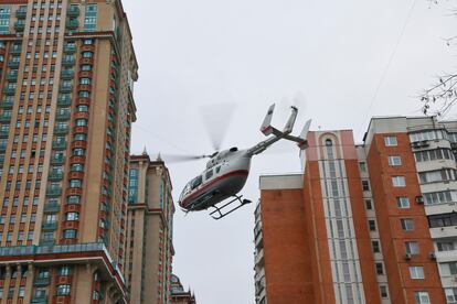 Un helicóptero de los servicios de emergencia rusos, en el edificio donde se ha producido el atentado, en Moscú, este lunes.