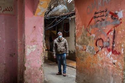 Salah (43 años) es descendiente de palestinos de Yafa. Ha nacido y crecido en el campo de refugiados de Chatila. "Trabajaba de incógnito en una empresa de hierro y cuando se hacían inspecciones me mandaban a casa. La última vez llegaron por sorpresa y mi jefe me echó del trabajo".