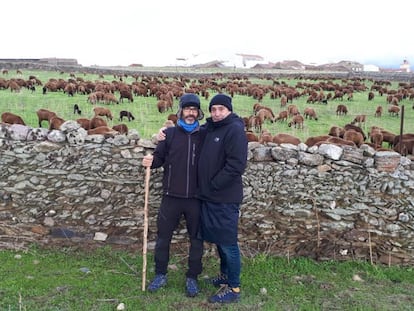 El escritor Gabi Martínez (izquierda) y el cineasta Agustí Villaronga, de pastores con las ovejas negras.