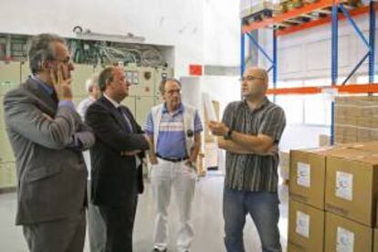 El presidente de Extremadura, José Antonio Monago (2i), durante su visita a una empresa de tecnología médica en el parque Tefen.