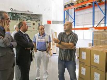 El presidente de Extremadura, José Antonio Monago (2i), durante su visita a una empresa de tecnología médica en el parque Tefen.
