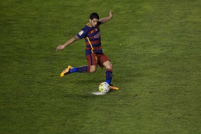 Suárez ejecuta el penalti que paró Juan Carlos, portero del Rayo.
