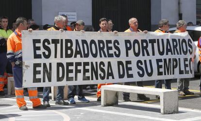 Huelga de estibadores en el Puerto de Pasajes, en Cantabria.
