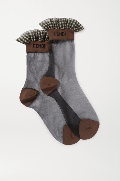 Para ese día en el que quieres que todos te miren los pies, nada como estos calcetines de tul con logo y volante de cuadros vichy. Son de Fendi y su precio es de 140 euros.